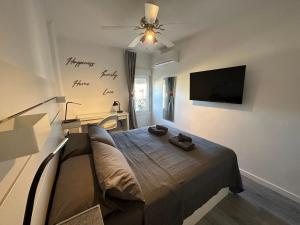 Televízia a/alebo spoločenská miestnosť v ubytovaní Apt céntrico con vistas y piscinas