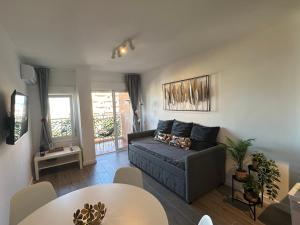 Posedenie v ubytovaní Apt céntrico con vistas y piscinas