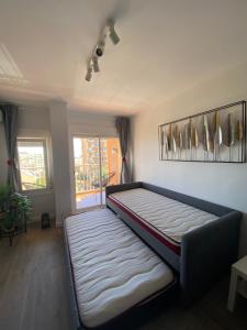 Posteľ alebo postele v izbe v ubytovaní Apt céntrico con vistas y piscinas + 37 fotografií