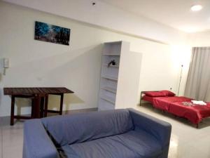 een woonkamer met een bank en een bed bij HB2103- Cyberjaya- WiFi- Netflix-Parking, 3046 in Cyberjaya