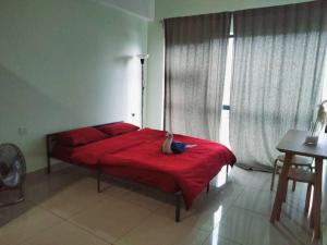 een slaapkamer met een rood bed en een rode deken bij HB2103- Cyberjaya- WiFi- Netflix-Parking, 3046 in Cyberjaya