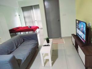 een woonkamer met een bank en een tv bij HB2103- Cyberjaya- WiFi- Netflix-Parking, 3046 in Cyberjaya