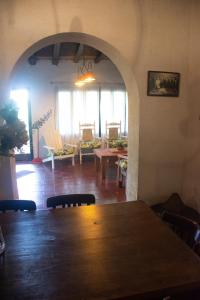 聖馬丁的住宿－La Finca de Buen Orden，一间带桌椅的房间和一间用餐室