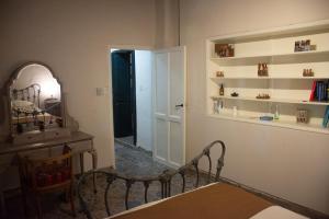 ein Wohnzimmer mit einem Stuhl und einem Spiegel in der Unterkunft La Finca de Buen Orden in San Martín