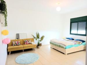 1 dormitorio con 1 cama y 1 sofá en Mountainside experience in Amirim en Amirim