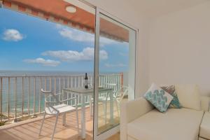 - un salon avec vue sur l'océan dans l'établissement Appartement La Perla Seaview Calpe, à Calp