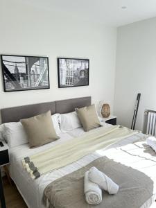 1 dormitorio con 1 cama grande y 2 toallas. en Guggenheim, en Bilbao