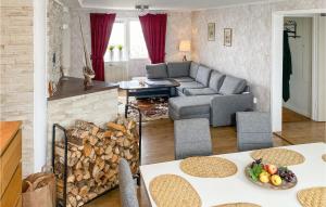 Gorgeous Apartment In Sommen With Wifi في Sommen: غرفة معيشة مع أريكة وطاولة