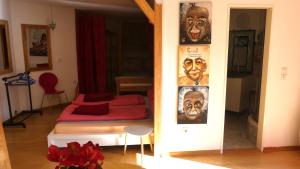een slaapkamer met een bed en posters aan de muur bij Atelier Mariaberg in Kempten