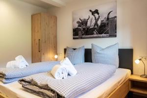 um quarto com 2 camas e toalhas em Wetterstein em Oberstaufen