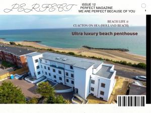 Ultra Luxury Beach Penthouse في Little Holland: ملصق لمبنى بجوار المحيط