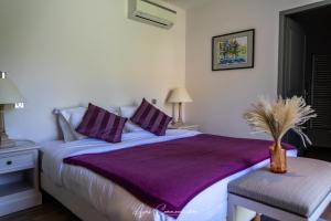 Postel nebo postele na pokoji v ubytování Logis du Champ De Mars