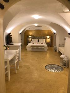 Posteľ alebo postele v izbe v ubytovaní Traditional Cave Villa-Paradise & Prive Jacuzzi