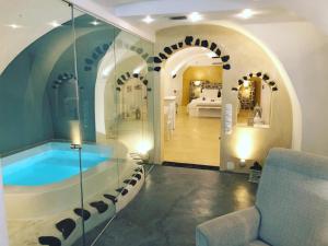 Bazén v ubytovaní Traditional Cave Villa-Paradise & Prive Jacuzzi alebo v jeho blízkosti