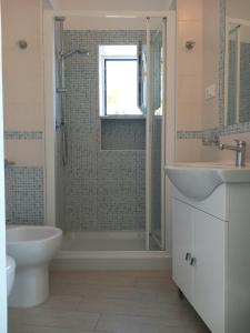 ein Bad mit einem Waschbecken, einem WC und einer Dusche in der Unterkunft Da Raff in Ischia