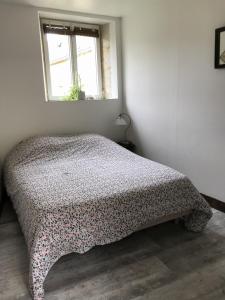 - une chambre avec un lit et une fenêtre dans l'établissement Idha à proximité de Bayeux, à Vaucelles