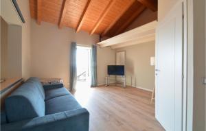 sala de estar con sofá azul y TV en Awesome Home In Albagnano Di Bee With Wifi And 3 Bedrooms en Bee
