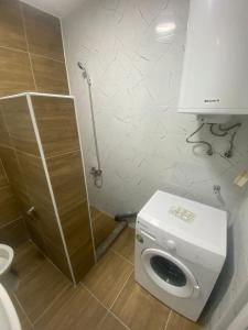 ein Badezimmer mit einem WC und einer Waschmaschine in der Unterkunft Risteski Inn in Prilep