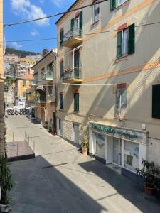 an empty street next to a large building at Appartamento a due passi dal mare in Finale Ligure