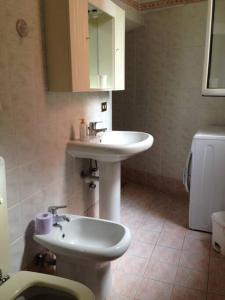 a bathroom with a sink and a toilet at Appartamento a due passi dal mare in Finale Ligure
