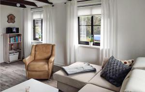 ein Wohnzimmer mit einem Sofa und einem Stuhl in der Unterkunft 2 Bedroom Beautiful Home In Heidesee in Heidesee
