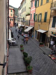 an alley with people walking down a street with buildings at Appartamento a due passi dal mare in Finale Ligure