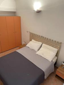 a bedroom with a large bed with two pillows at Appartamento a due passi dal mare in Finale Ligure