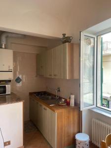 a small kitchen with a sink and a window at Appartamento a due passi dal mare in Finale Ligure