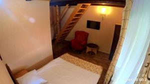 Ένα ή περισσότερα κρεβάτια σε δωμάτιο στο Vila Sura Razoare