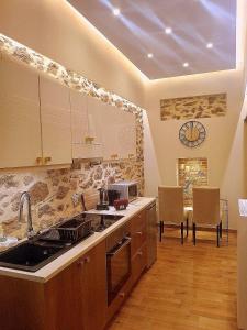 een keuken met een wastafel en een aanrecht bij Harmony 2 in Gold in Lávrion
