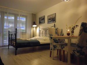 斯維諾烏伊希切的住宿－apartament u Ani，卧室配有1张床、1张桌子和1把椅子