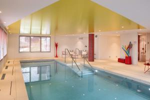 una gran piscina en un edificio en DOMITYS - Les Vergers d'Ebène, en Agen