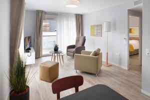 阿讓的住宿－DOMITYS - Les Vergers d'Ebène，客厅配有沙发和椅子