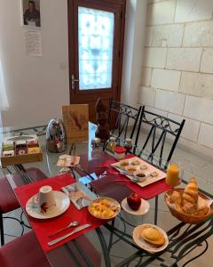 una mesa con alimentos para el desayuno encima en Le Médoc de Clémence, en Lamarque