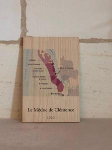 a wooden sign on a wall with a map at Le Médoc de Clémence in Lamarque