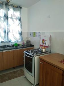 een keuken met een kookplaat en een oven bij Cs6 Casa de 3 Quartos a 15min de Curitiba in Campina Grande do Sul
