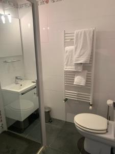Baño blanco con aseo y lavamanos en Le Médoc de Clémence, en Lamarque