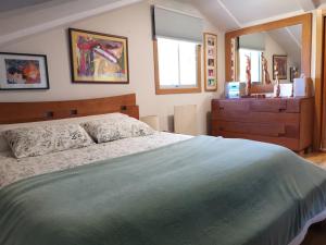 a bedroom with a large bed and a dresser at Apartamento con estupendas vistas in Moaña