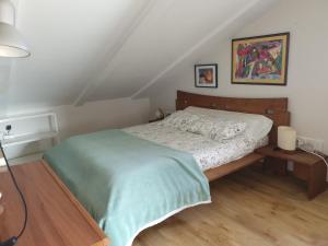 a bedroom with a bed in a attic at Apartamento con estupendas vistas in Moaña