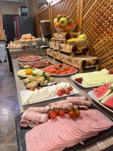 una línea de buffet con muchos tipos diferentes de comida en Hotel Helmántico, en Villares de la Reina