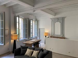 Posedenie v ubytovaní Appartement avec ventilateurs proche du Palais des Papes