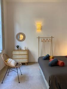 Posteľ alebo postele v izbe v ubytovaní Appartement avec ventilateurs proche du Palais des Papes