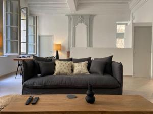 Posedenie v ubytovaní Appartement avec ventilateurs proche du Palais des Papes