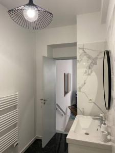 Kúpeľňa v ubytovaní Appartement avec ventilateurs proche du Palais des Papes