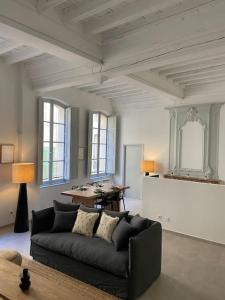 Posedenie v ubytovaní Appartement avec ventilateurs proche du Palais des Papes