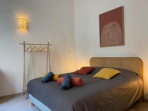 Posteľ alebo postele v izbe v ubytovaní Appartement avec ventilateurs proche du Palais des Papes