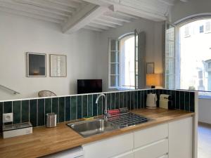 Kuchyňa alebo kuchynka v ubytovaní Appartement avec ventilateurs proche du Palais des Papes