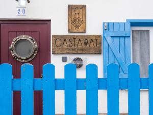 una recinzione blu e una porta di fronte a una casa di Castaway a Baleal