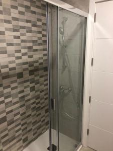 um chuveiro com uma porta de vidro na casa de banho em Canalex em Maspalomas