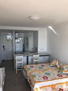 um quarto com uma cama e uma cozinha em Canalex em Maspalomas